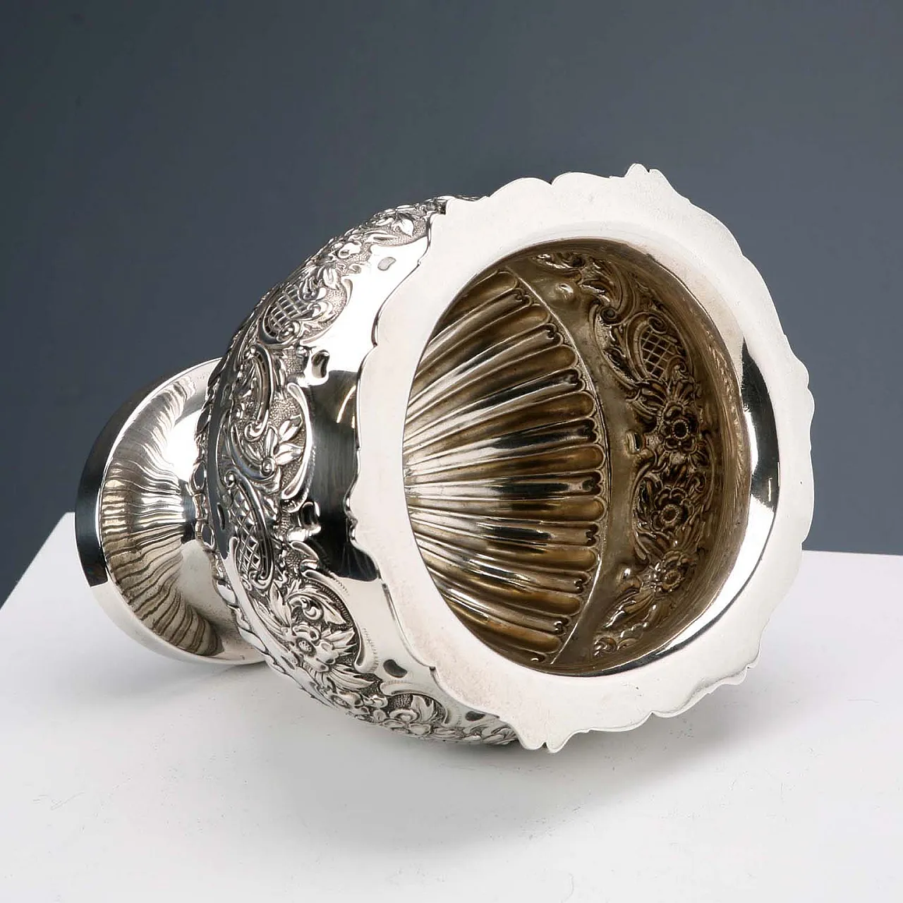 Vaso in argento 925 sbalzato, scanalato e cesellato, '800 4