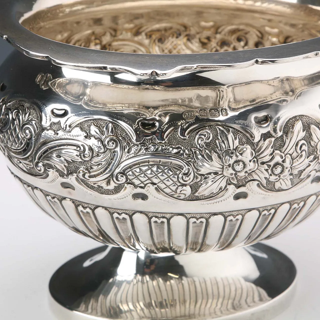 Vaso in argento 925 sbalzato, scanalato e cesellato, '800 6