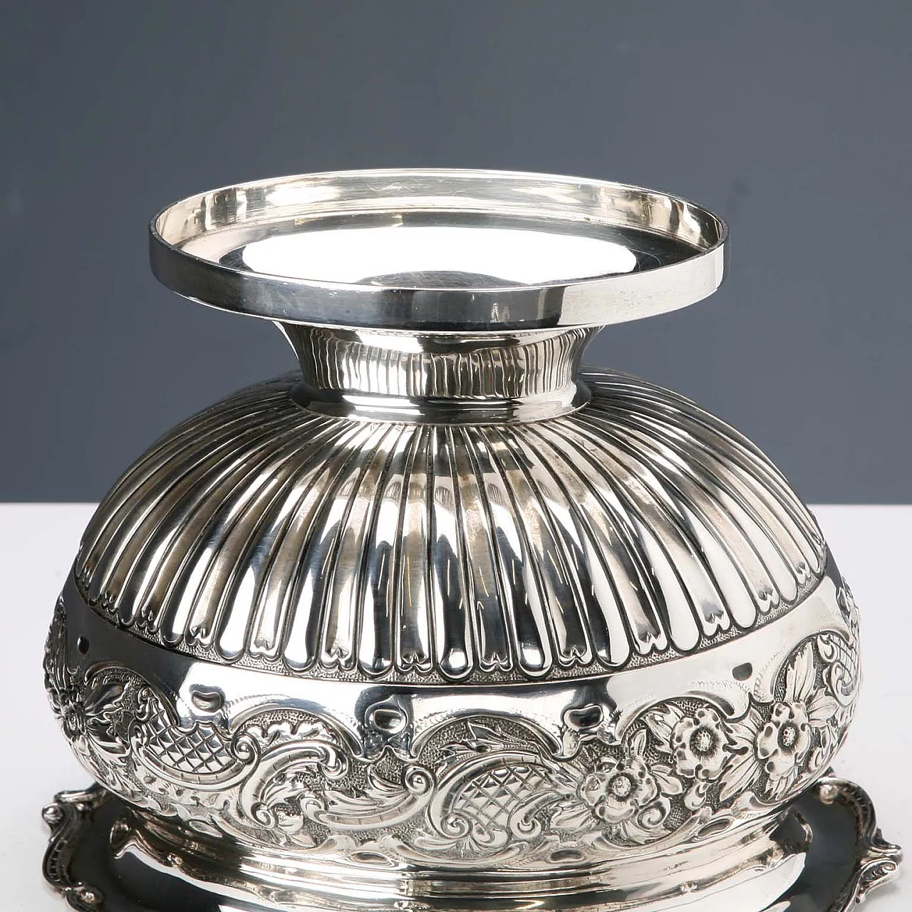 Vaso in argento 925 sbalzato, scanalato e cesellato, '800 7