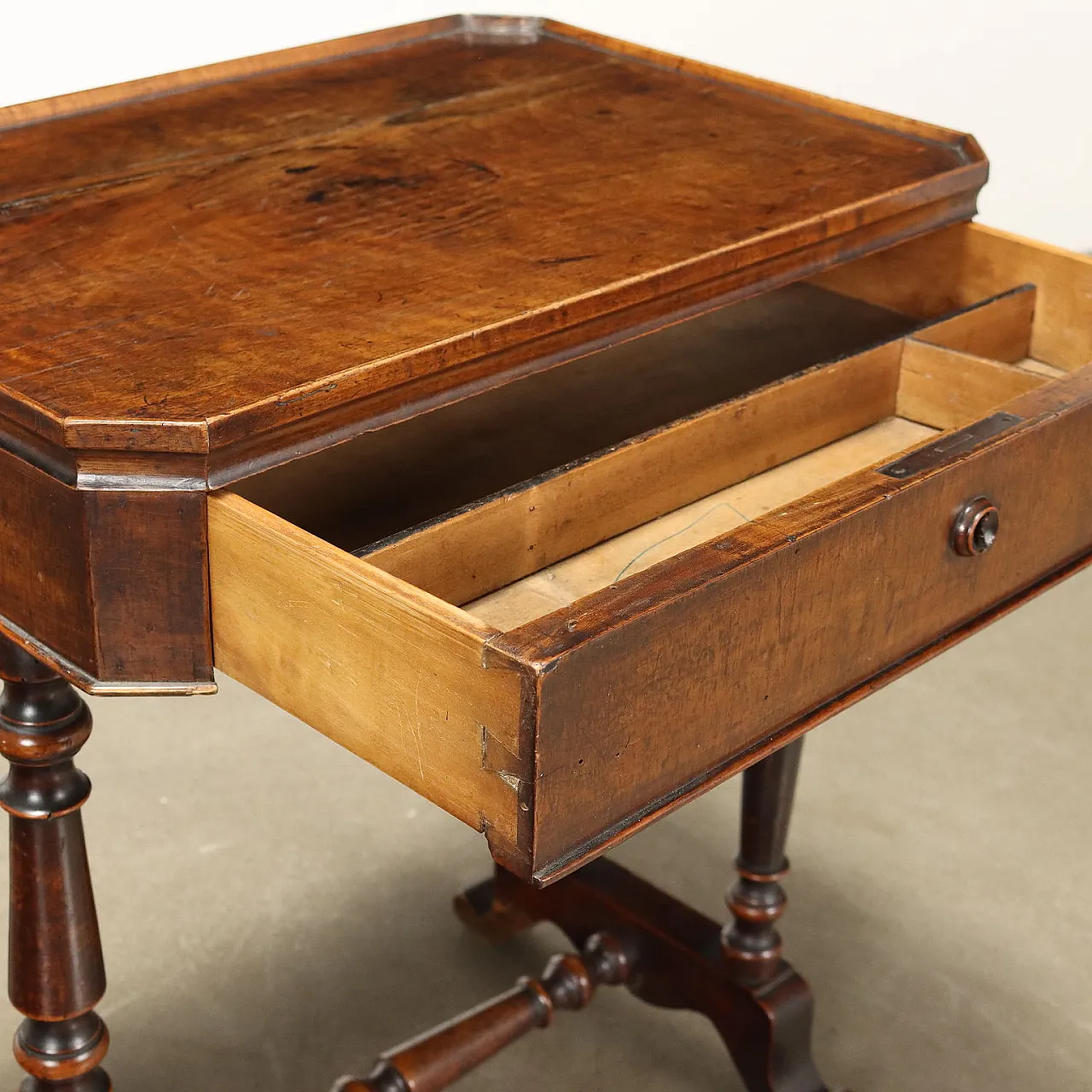 Tavolino da lavoro in noce con cassetti, '800 3