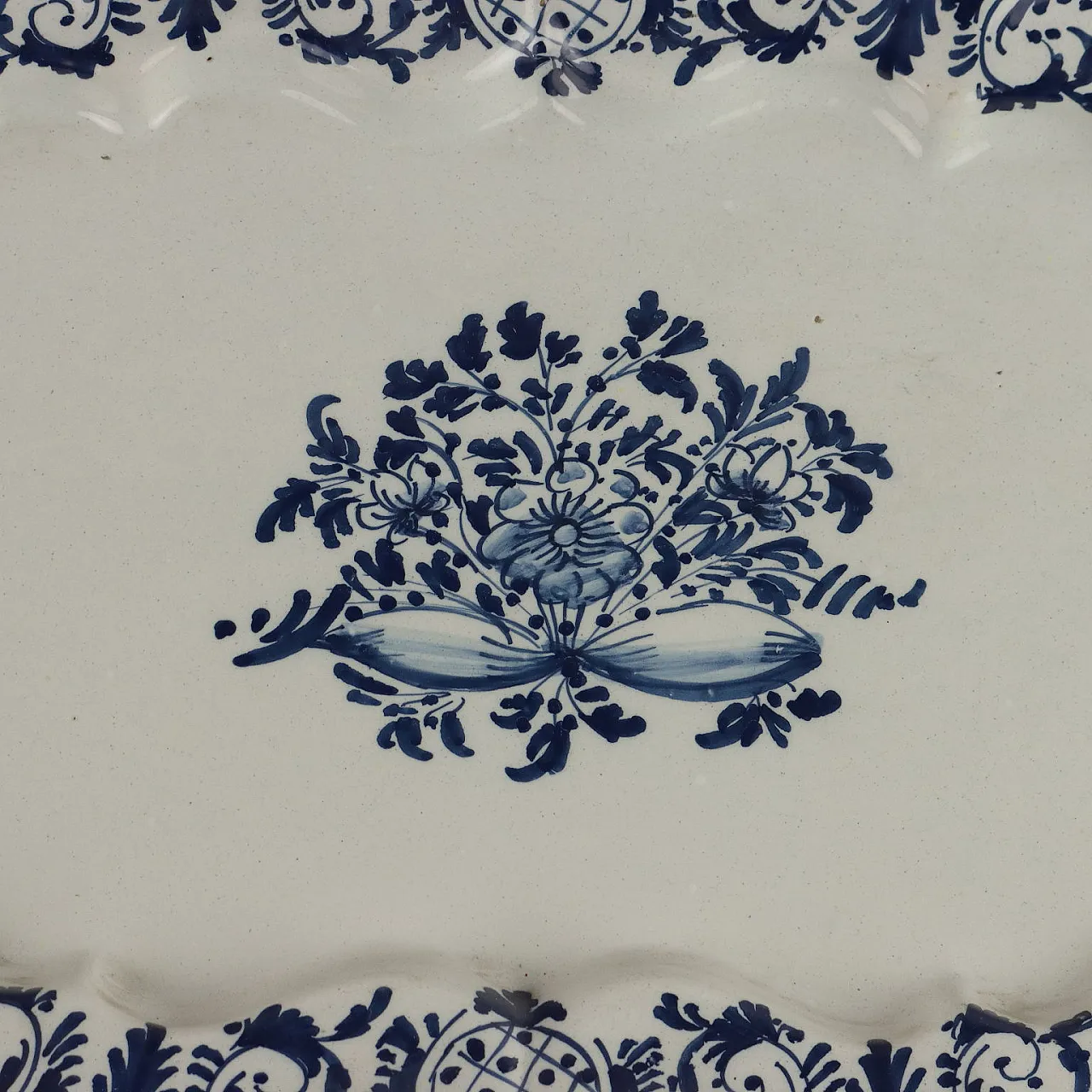Vassoio ovale con decorazioni in maiolica, '700 3