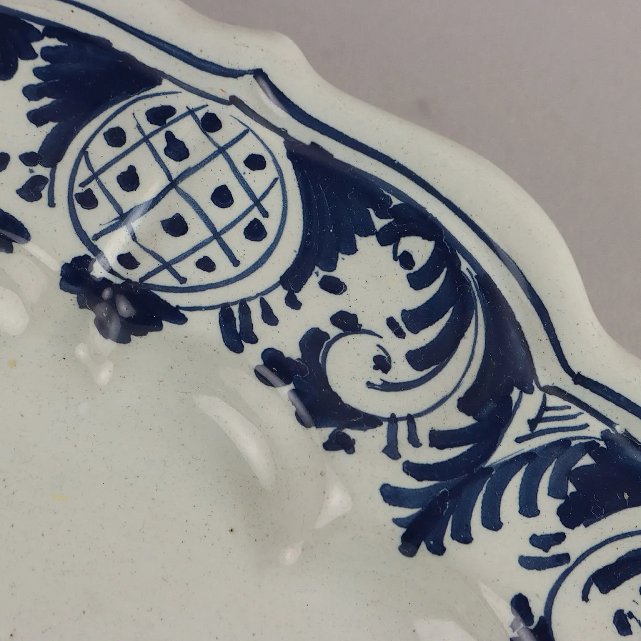 Vassoio ovale con decorazioni in maiolica, '700 4