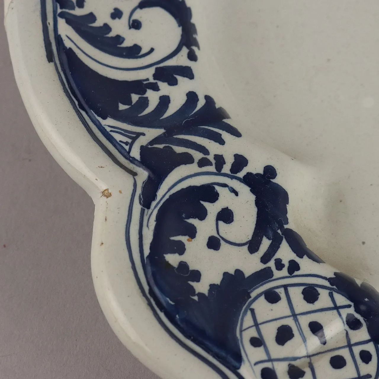 Vassoio ovale con decorazioni in maiolica, '700 5