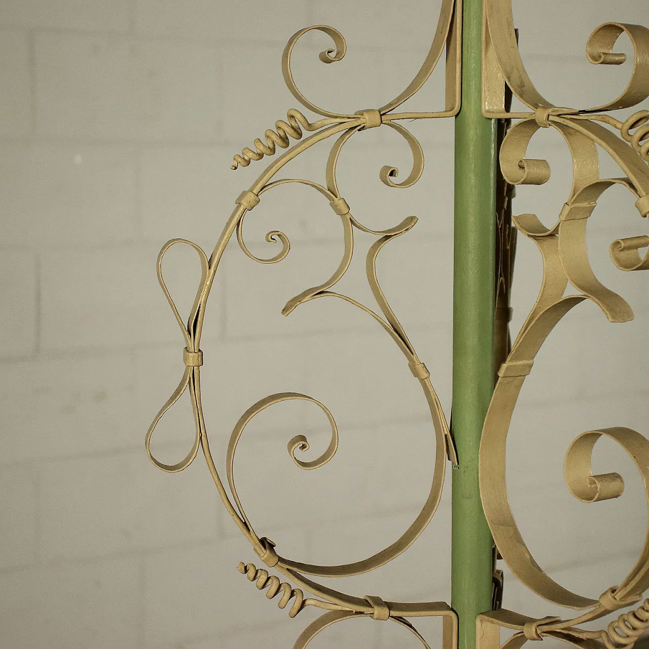 Candeliere in ferro battuto lavorato, del '900 3