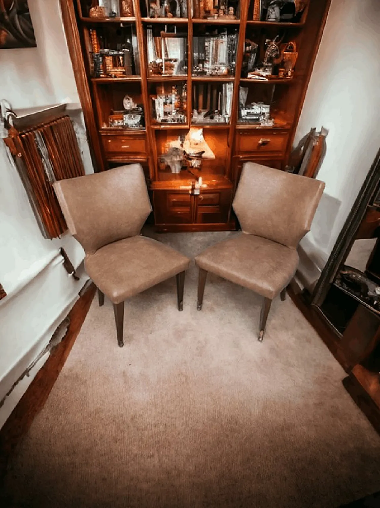 Coppia di poltrone da letto in pelle beige, metà '900 5