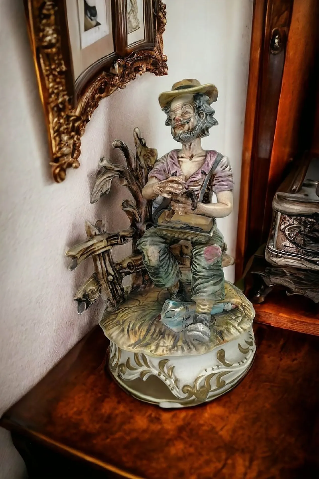 Statua di uomo con ombrello rotto di Capodimonte, anni '70 1