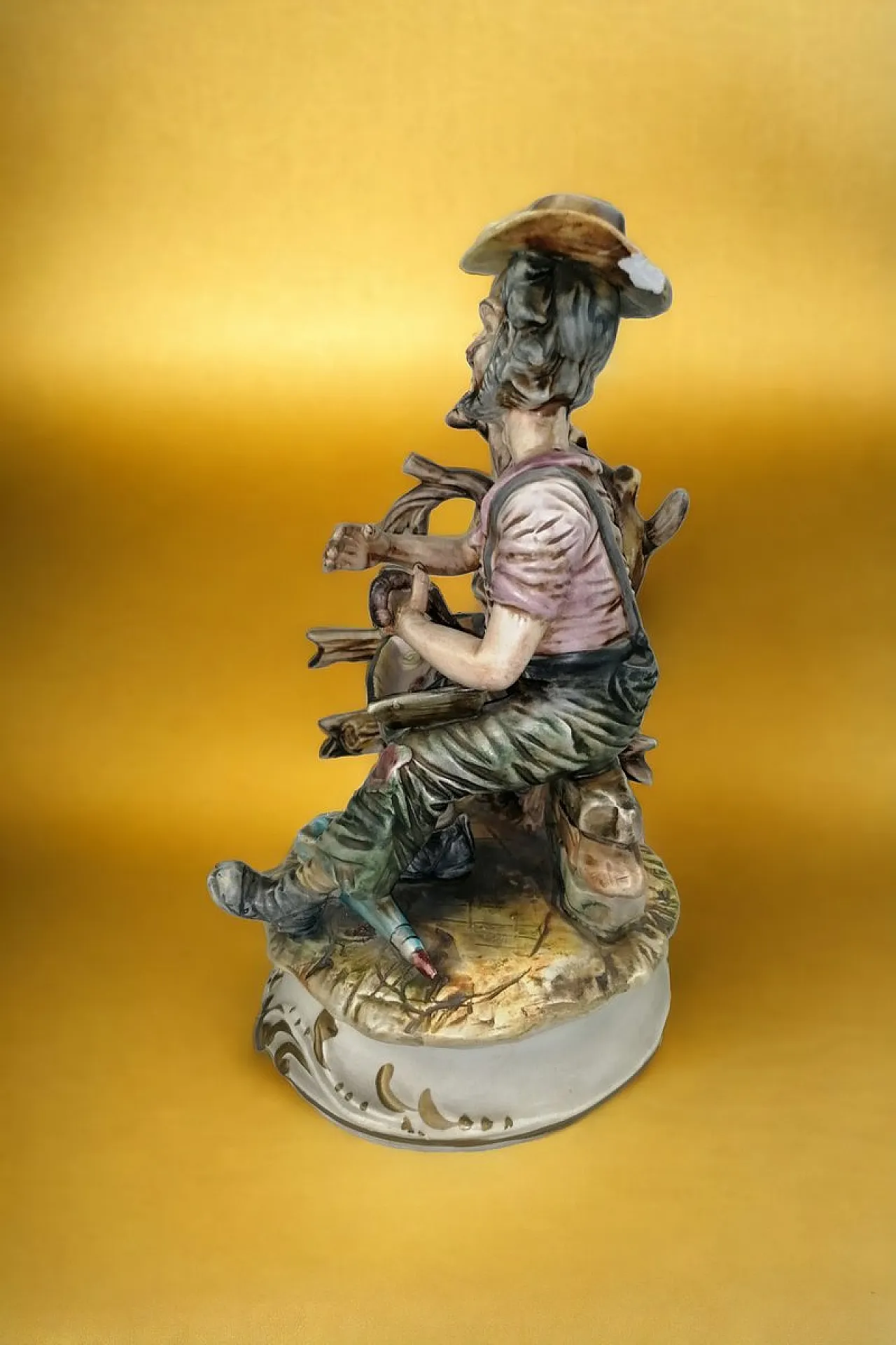 Statua di uomo con ombrello rotto di Capodimonte, anni '70 2