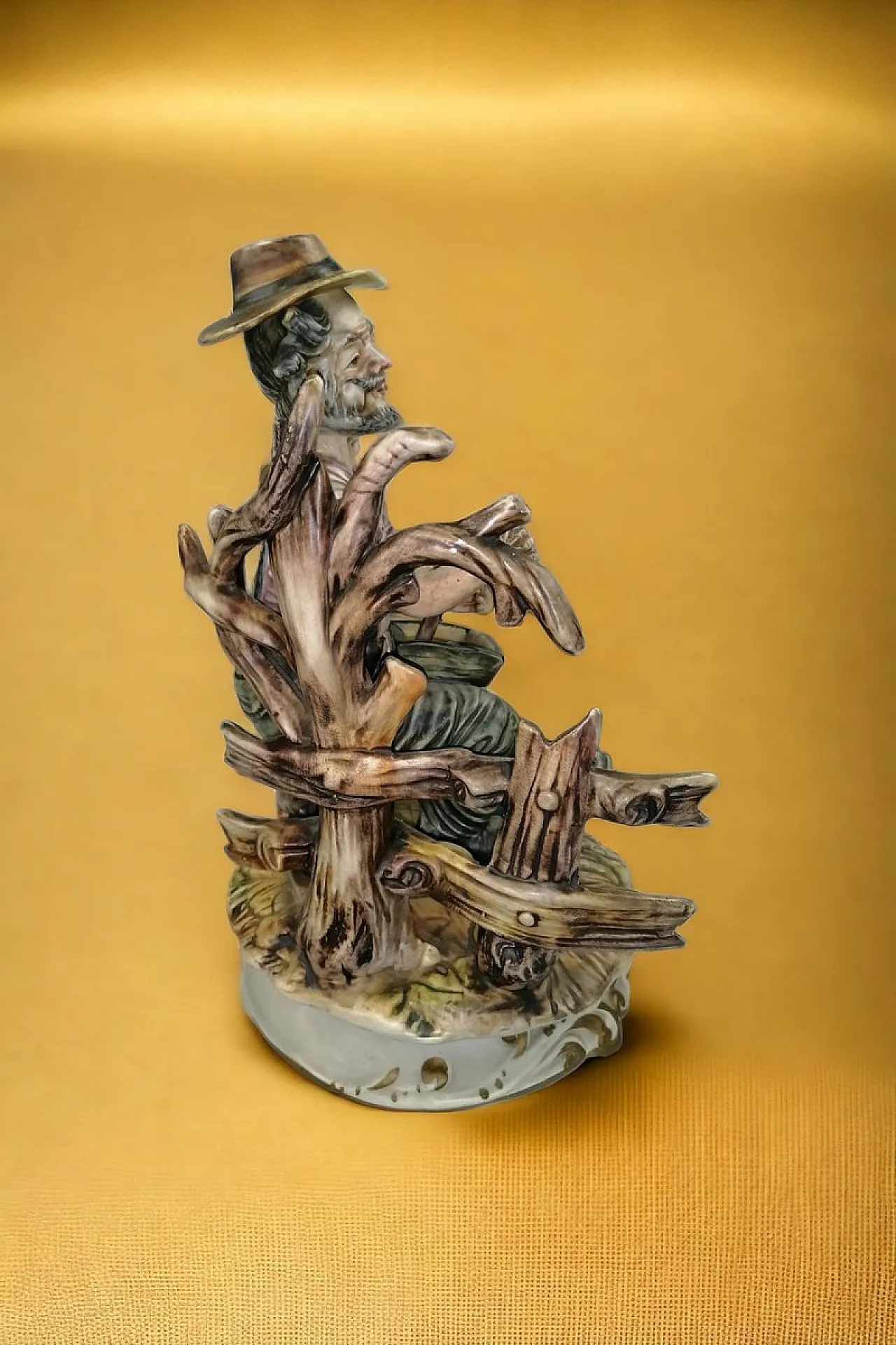 Statua di uomo con ombrello rotto di Capodimonte, anni '70 4