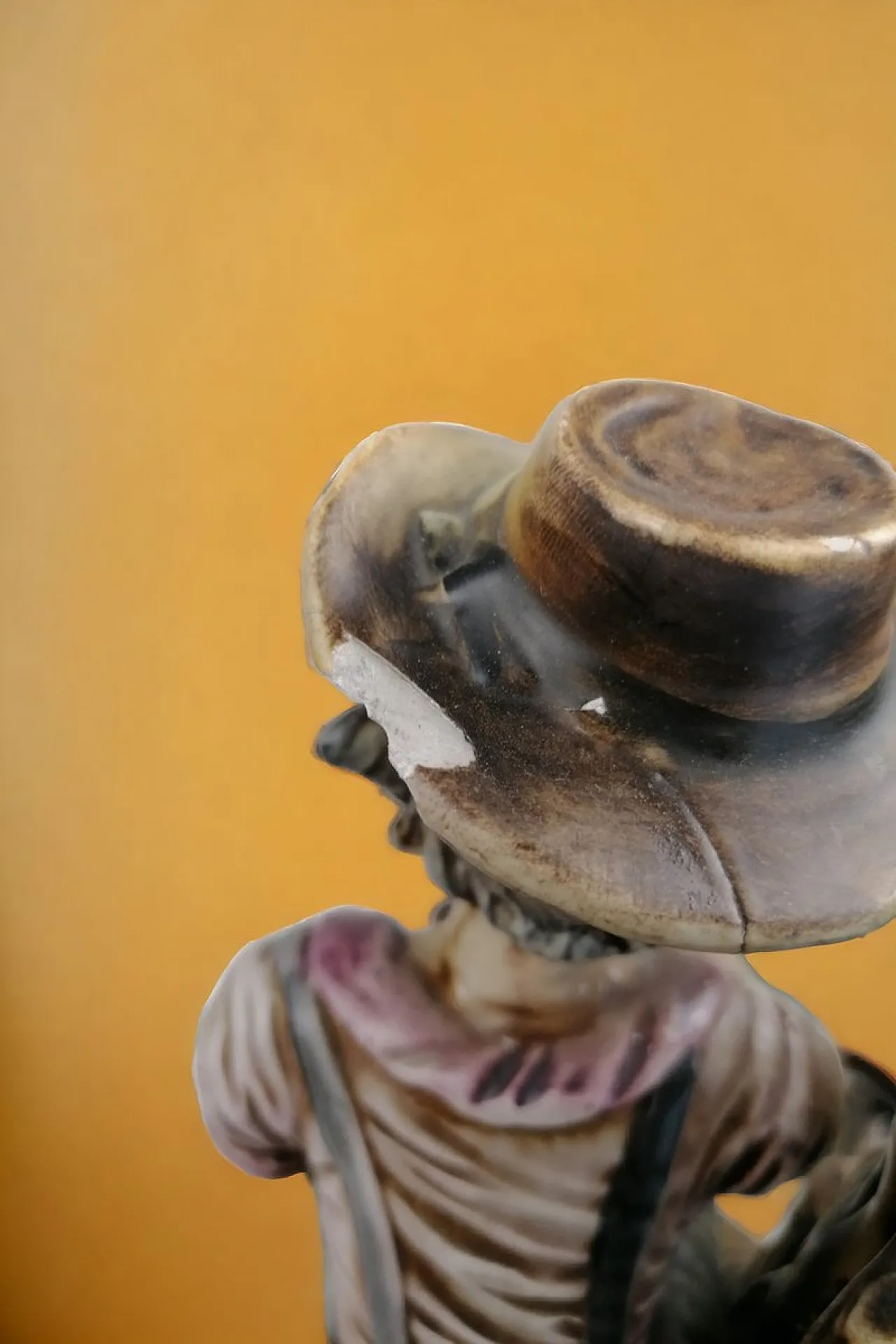 Statua di uomo con ombrello rotto di Capodimonte, anni '70 5