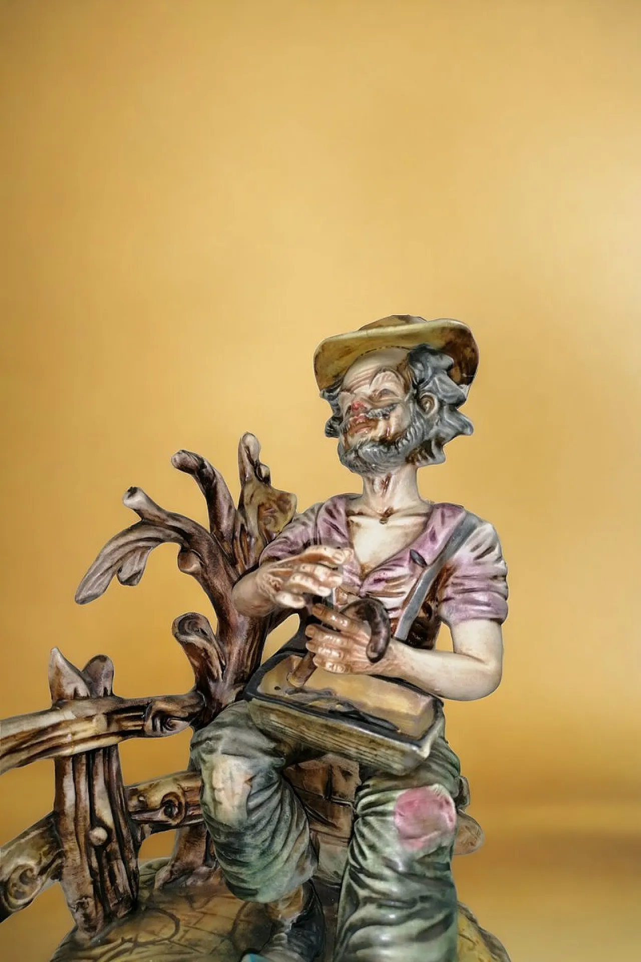 Statua di uomo con ombrello rotto di Capodimonte, anni '70 7