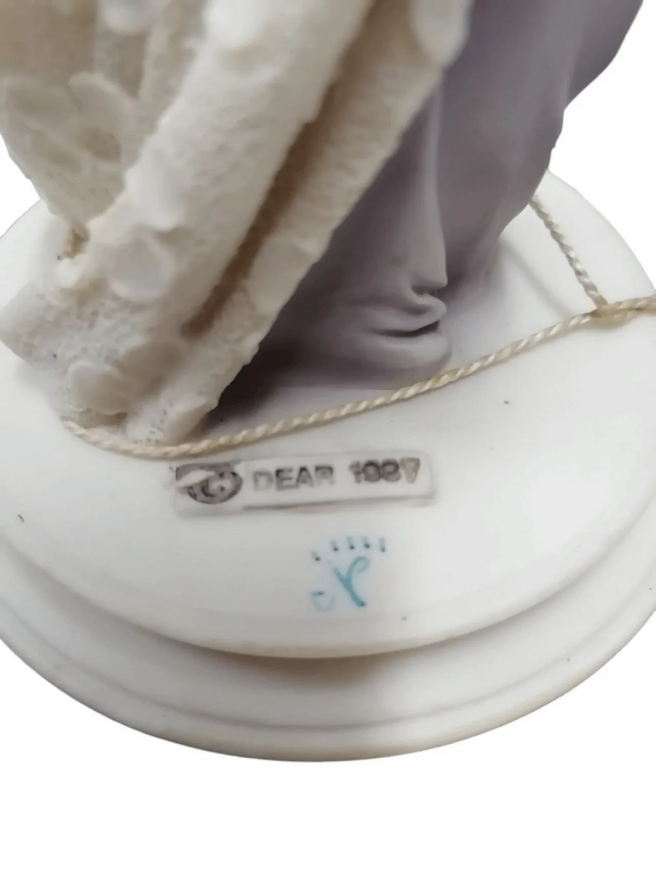 Statuetta dama con cane di A. Belcari per Capodimonte, anni '70 5