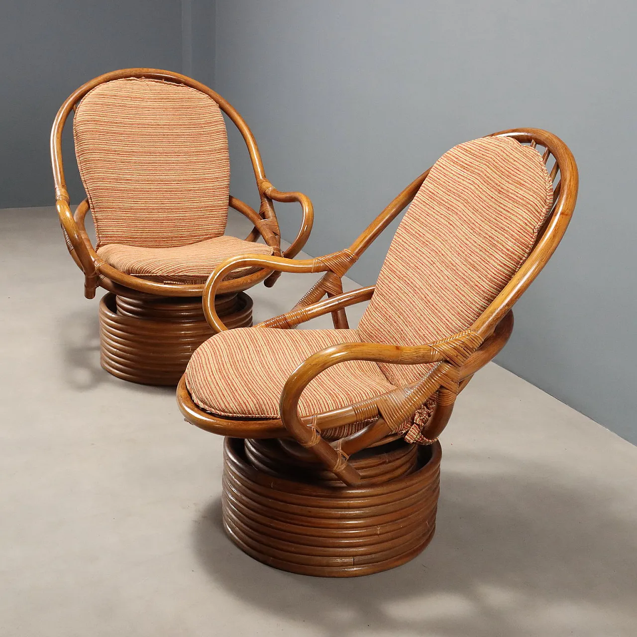 Coppia di poltrone girevoli in bambù, rattan e tessuto, '900 3