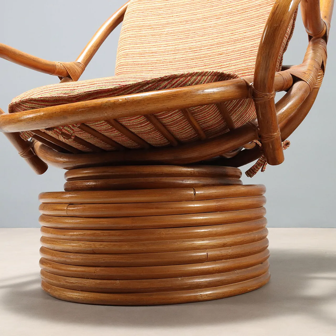 Coppia di poltrone girevoli in bambù, rattan e tessuto, '900 9