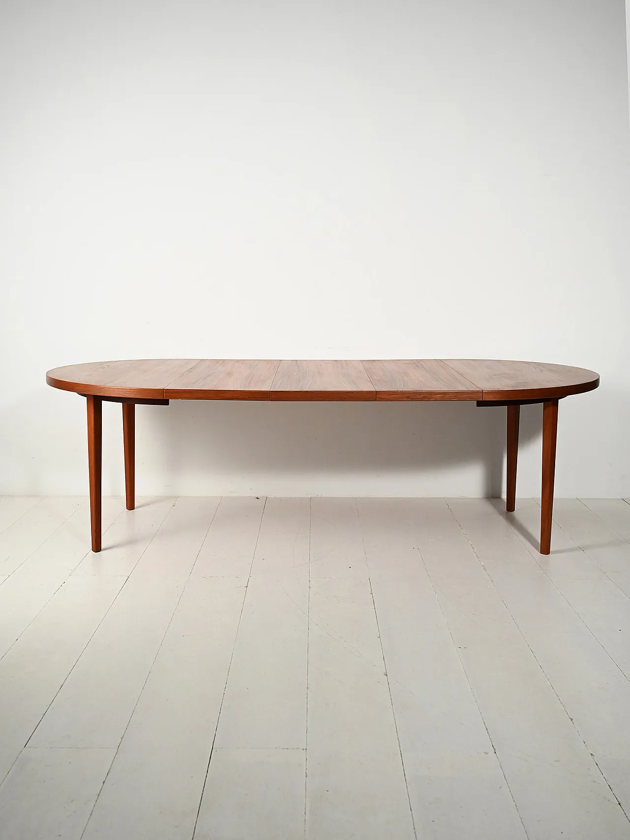 Round Scandinavian dining table in striated teak 1