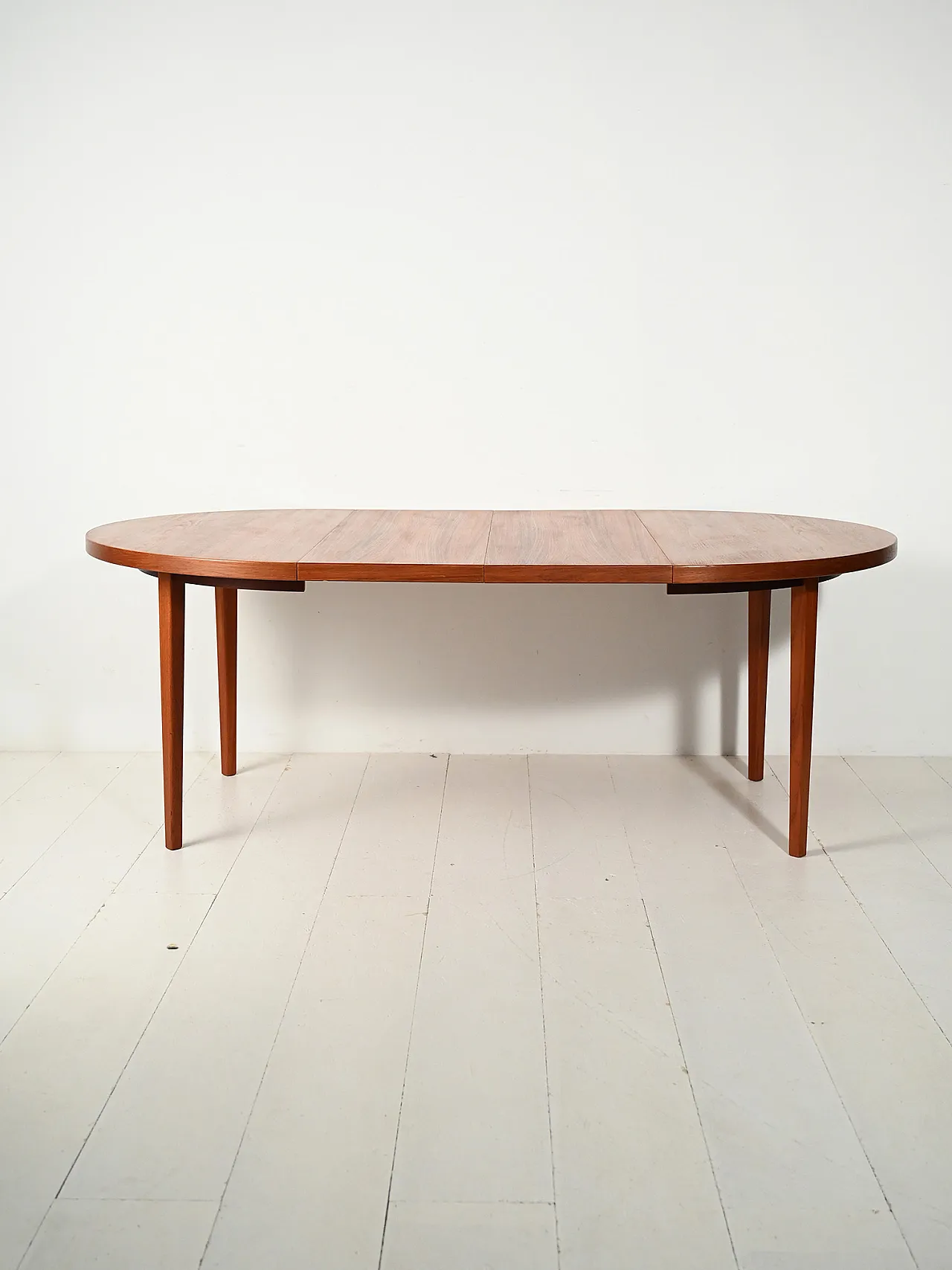 Round Scandinavian dining table in striated teak 2
