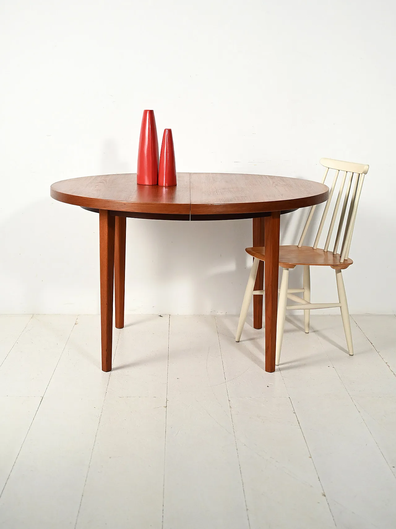 Round Scandinavian dining table in striated teak 4