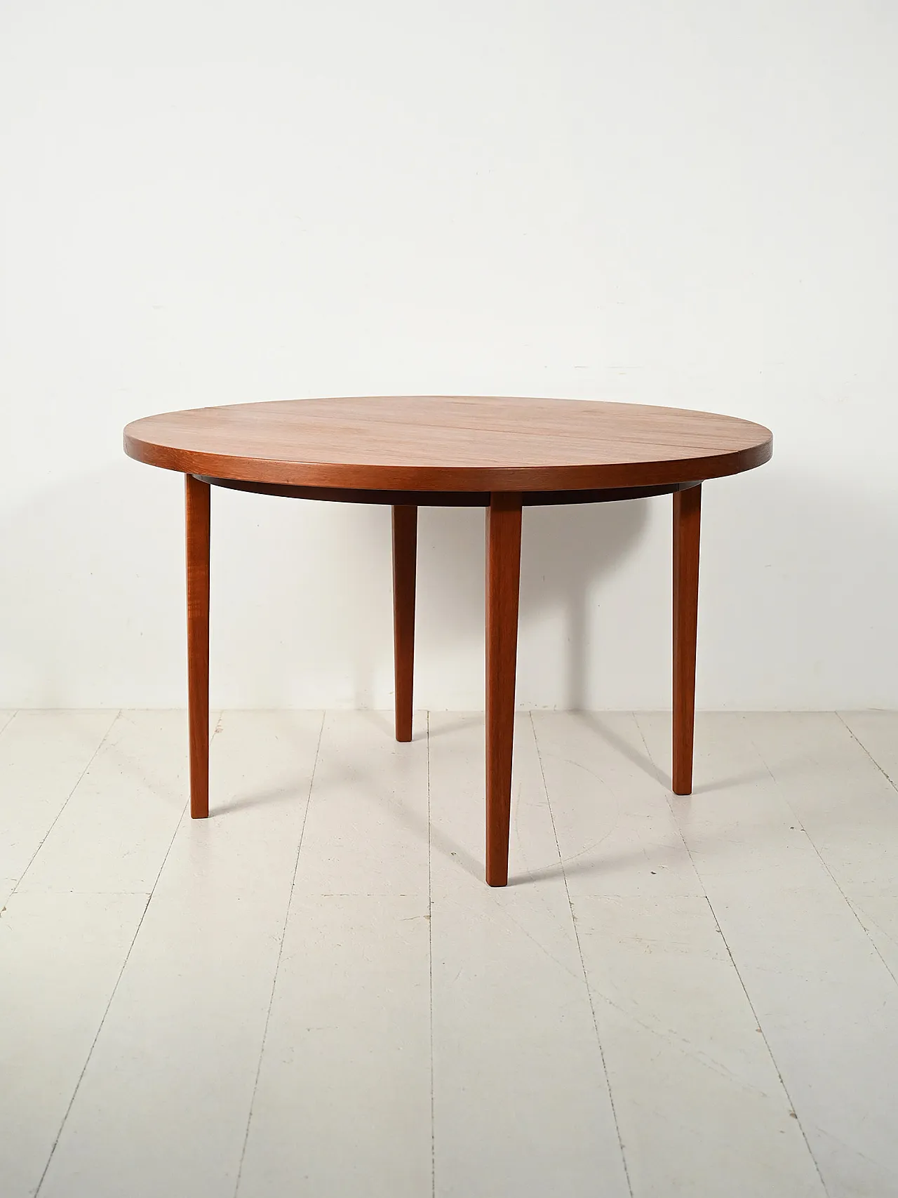 Round Scandinavian dining table in striated teak 5