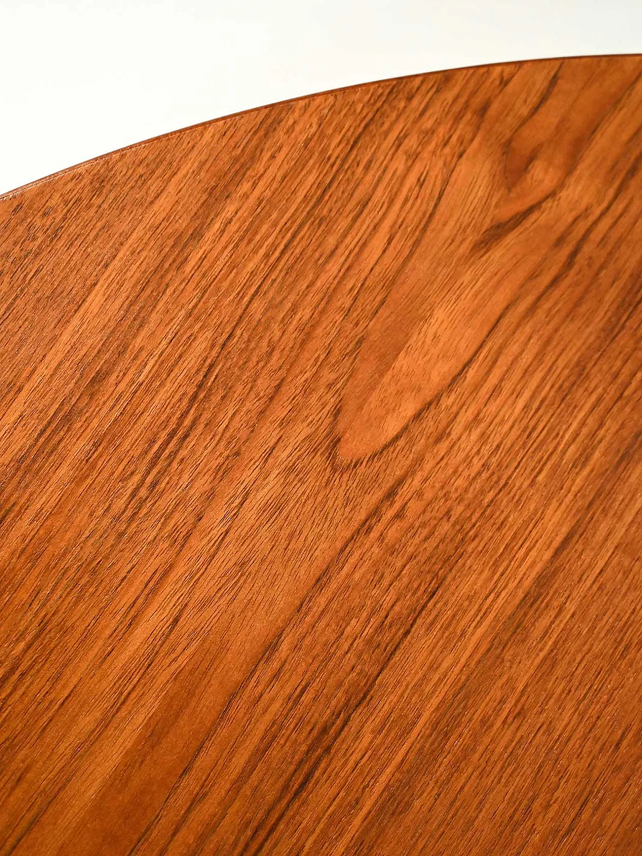 Round Scandinavian dining table in striated teak 6