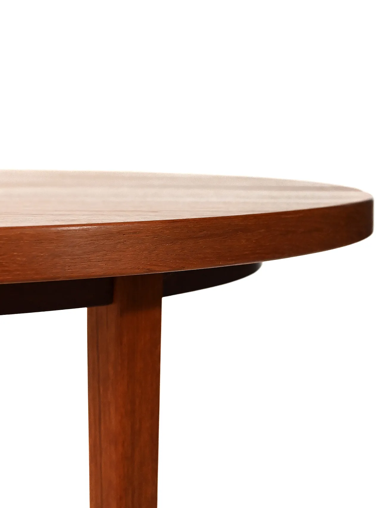 Round Scandinavian dining table in striated teak 7