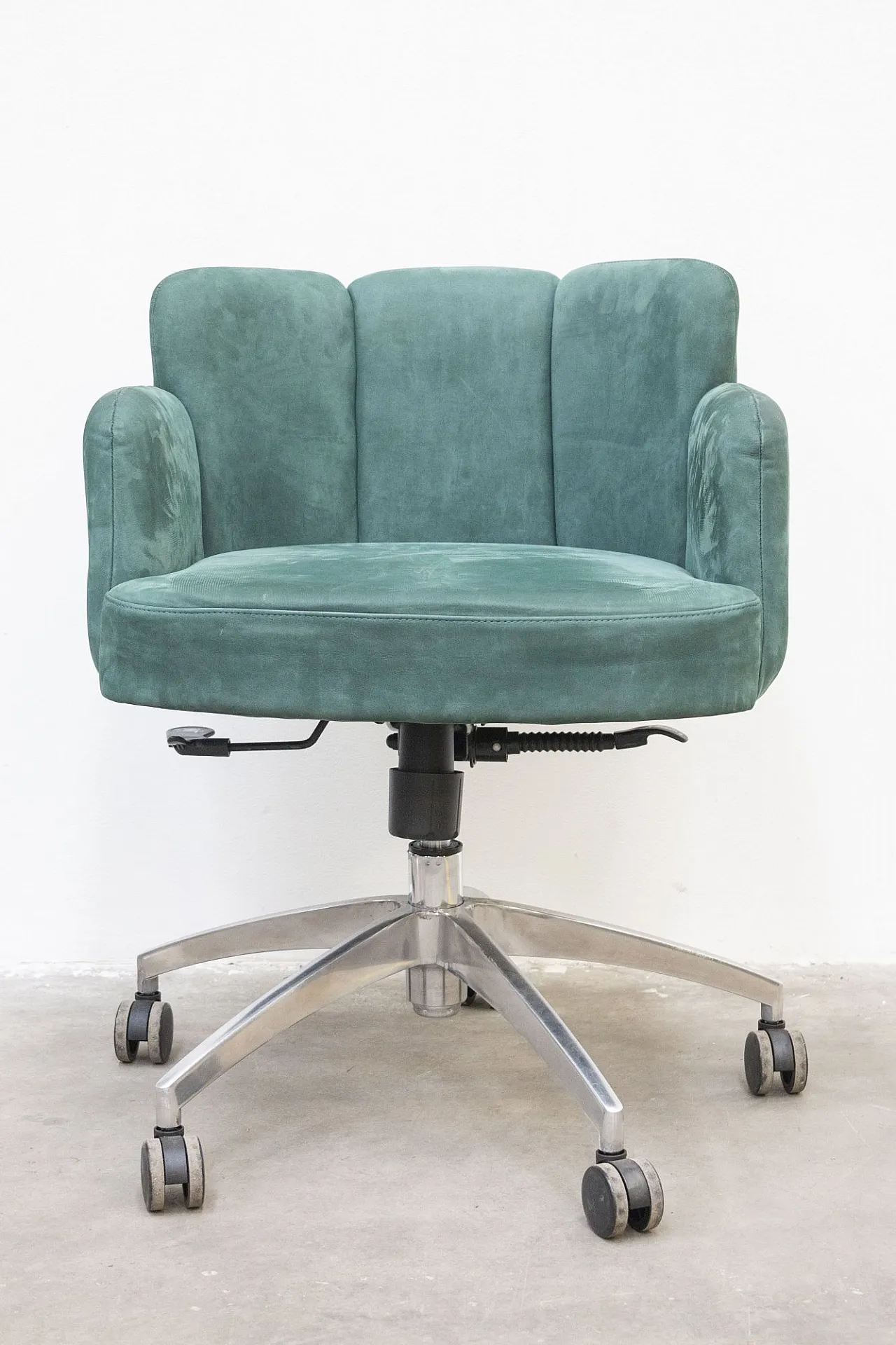 Luxurious Swivel Armchair in Green Suede 1