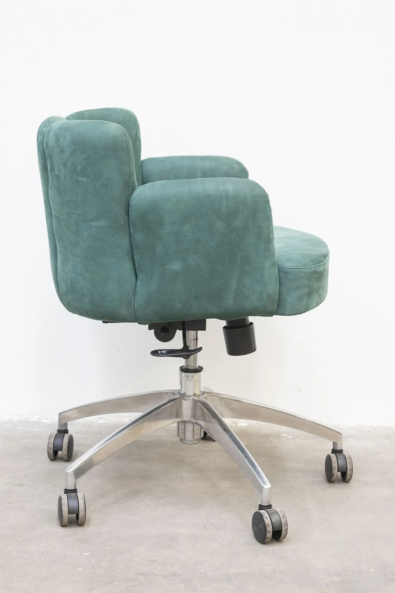 Luxurious Swivel Armchair in Green Suede 3