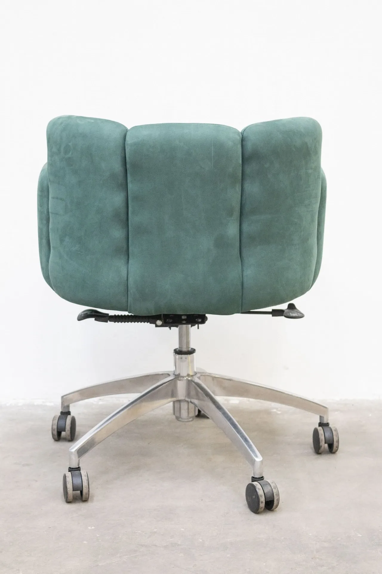 Luxurious Swivel Armchair in Green Suede 4