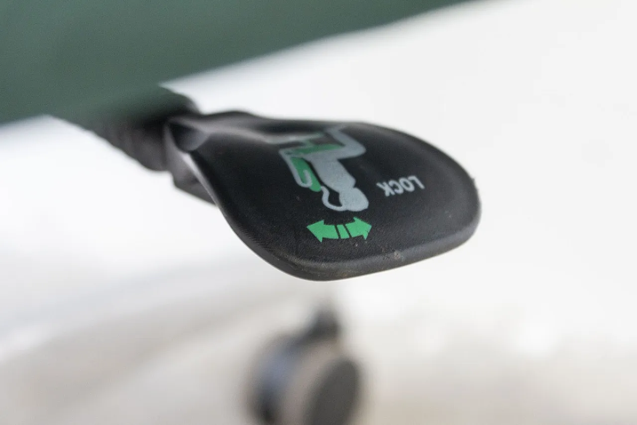 Luxurious Swivel Armchair in Green Suede 7