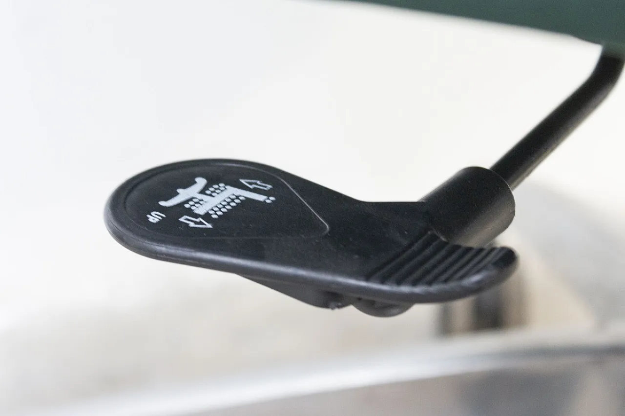 Luxurious Swivel Armchair in Green Suede 8