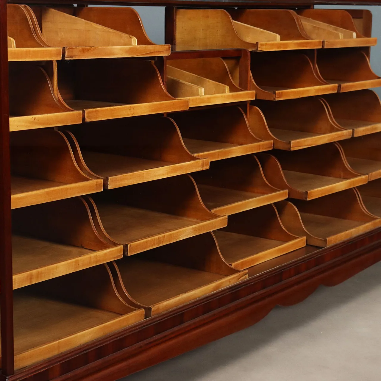 Cabinet with mahogany frame and glass top, 20th century 7