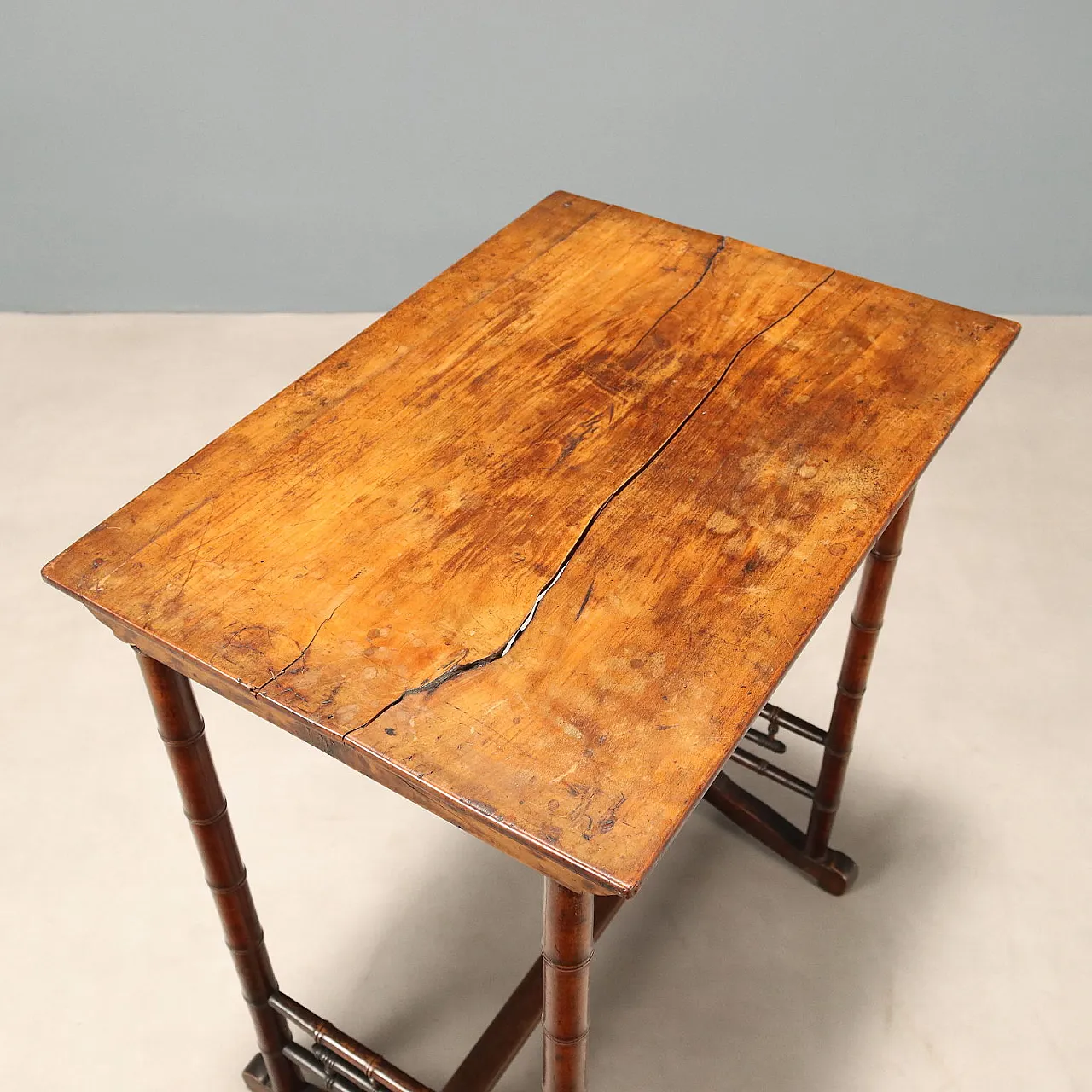 Maple coffee table with four legs carved in faux bamboo, 19th century 3