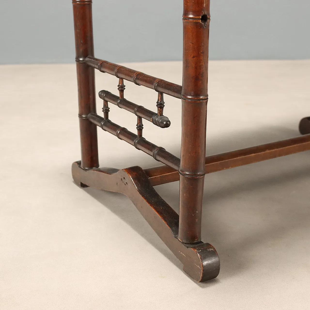 Maple coffee table with four legs carved in faux bamboo, 19th century 6