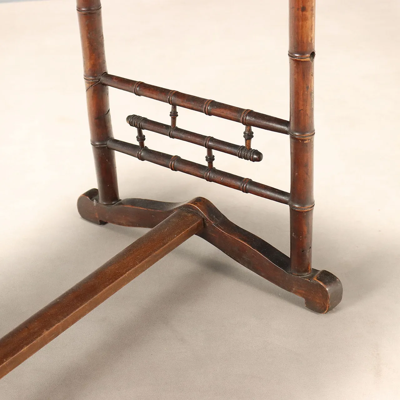 Maple coffee table with four legs carved in faux bamboo, 19th century 7