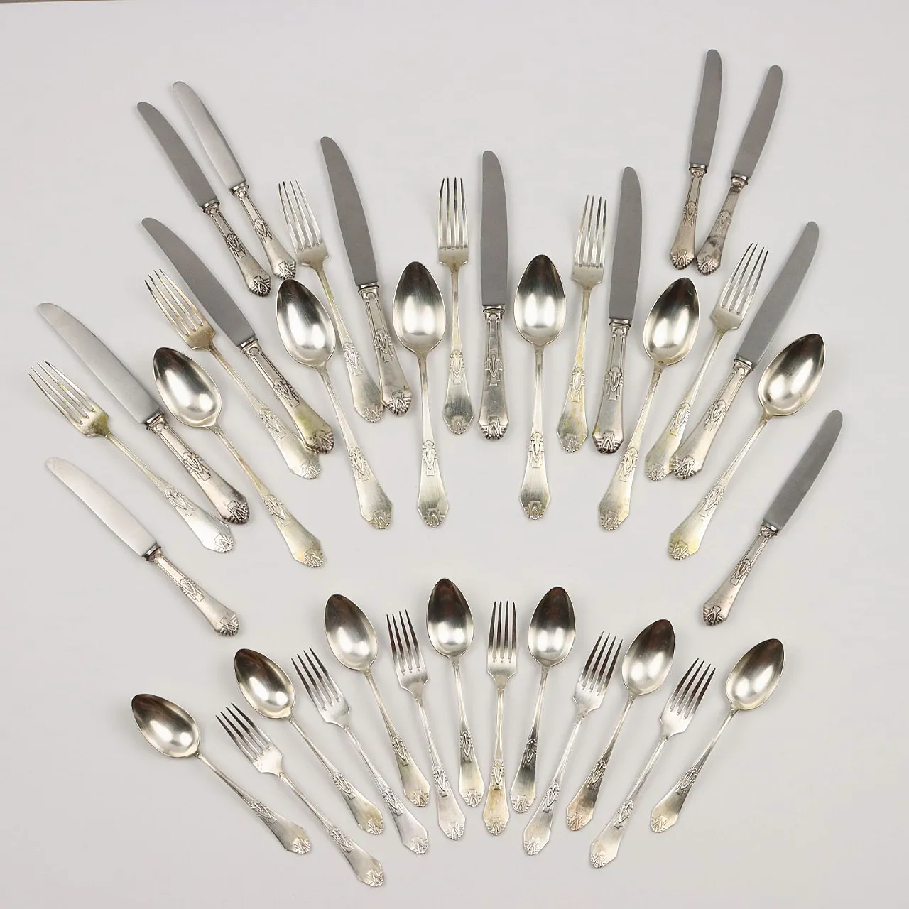 Servizio di posate in argento per sei con motivo in rilievo, '900 1