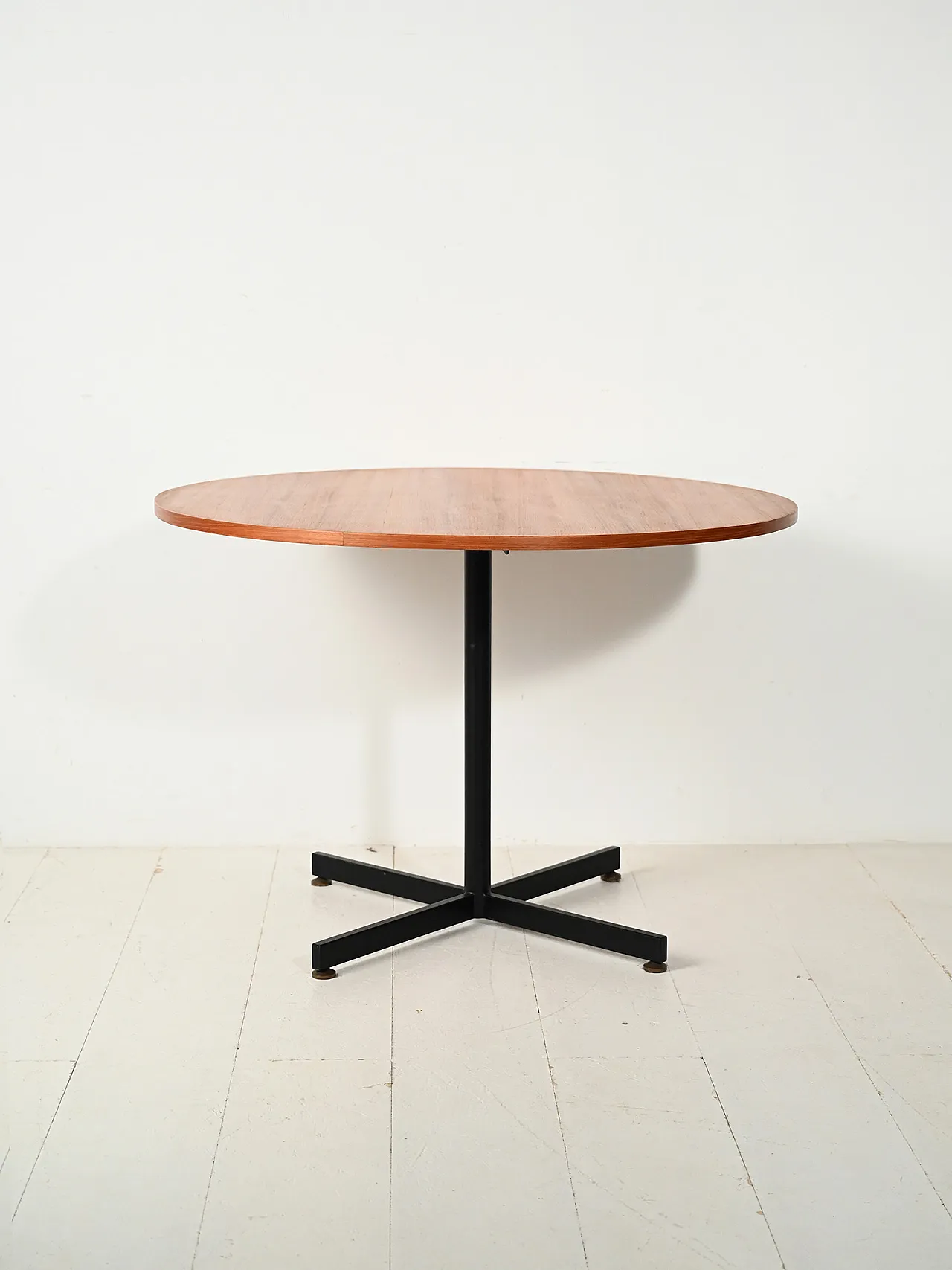 Tavolo rotondo scandinavo in teak con base in metallo 2