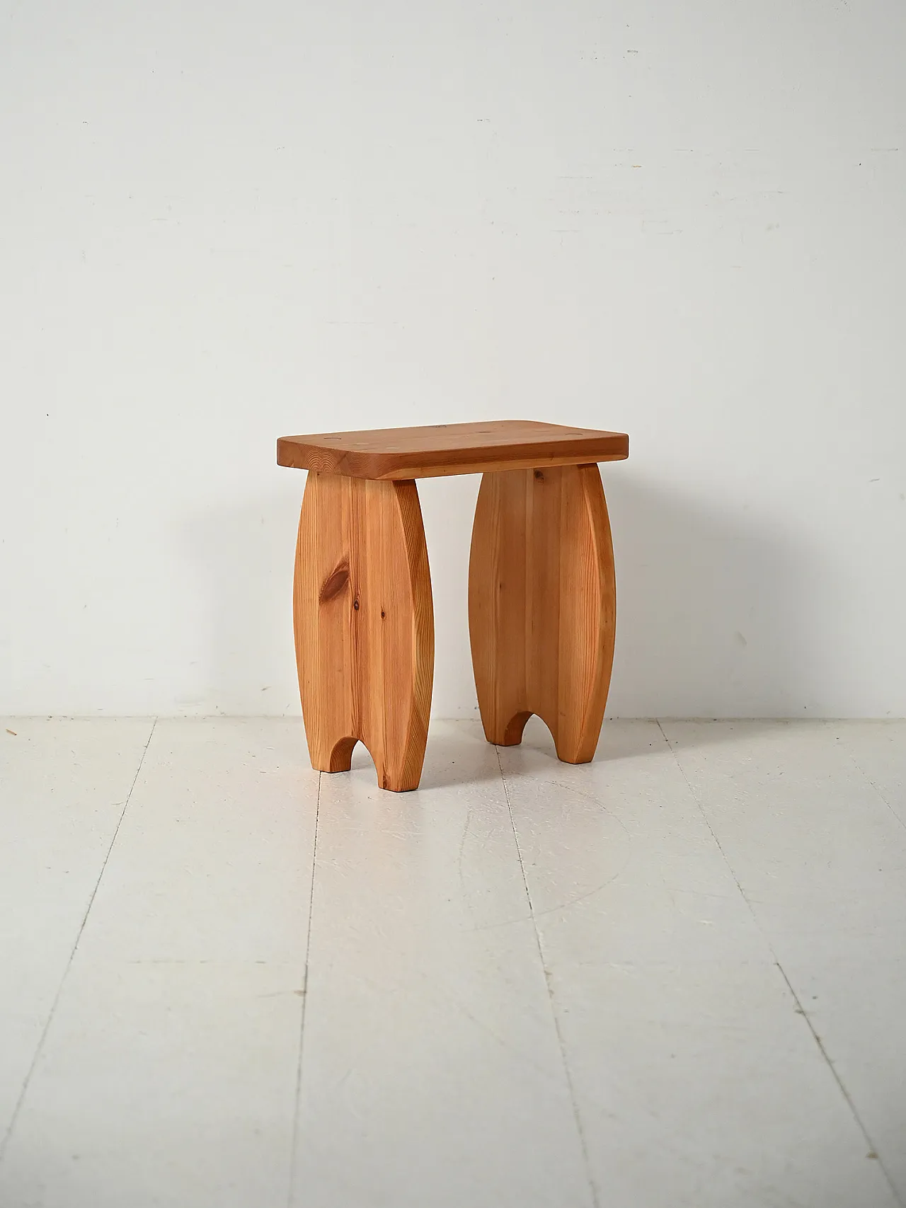 Sgabello scandinavo in pino massello 1