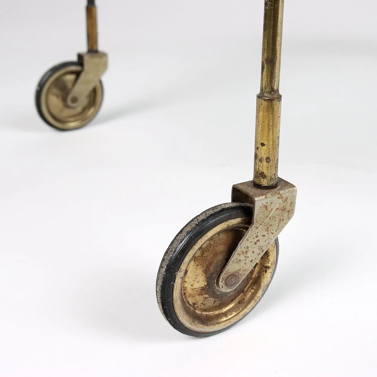 Carrello bar ovale in legno tinto ebano e vetro, anni '50 10