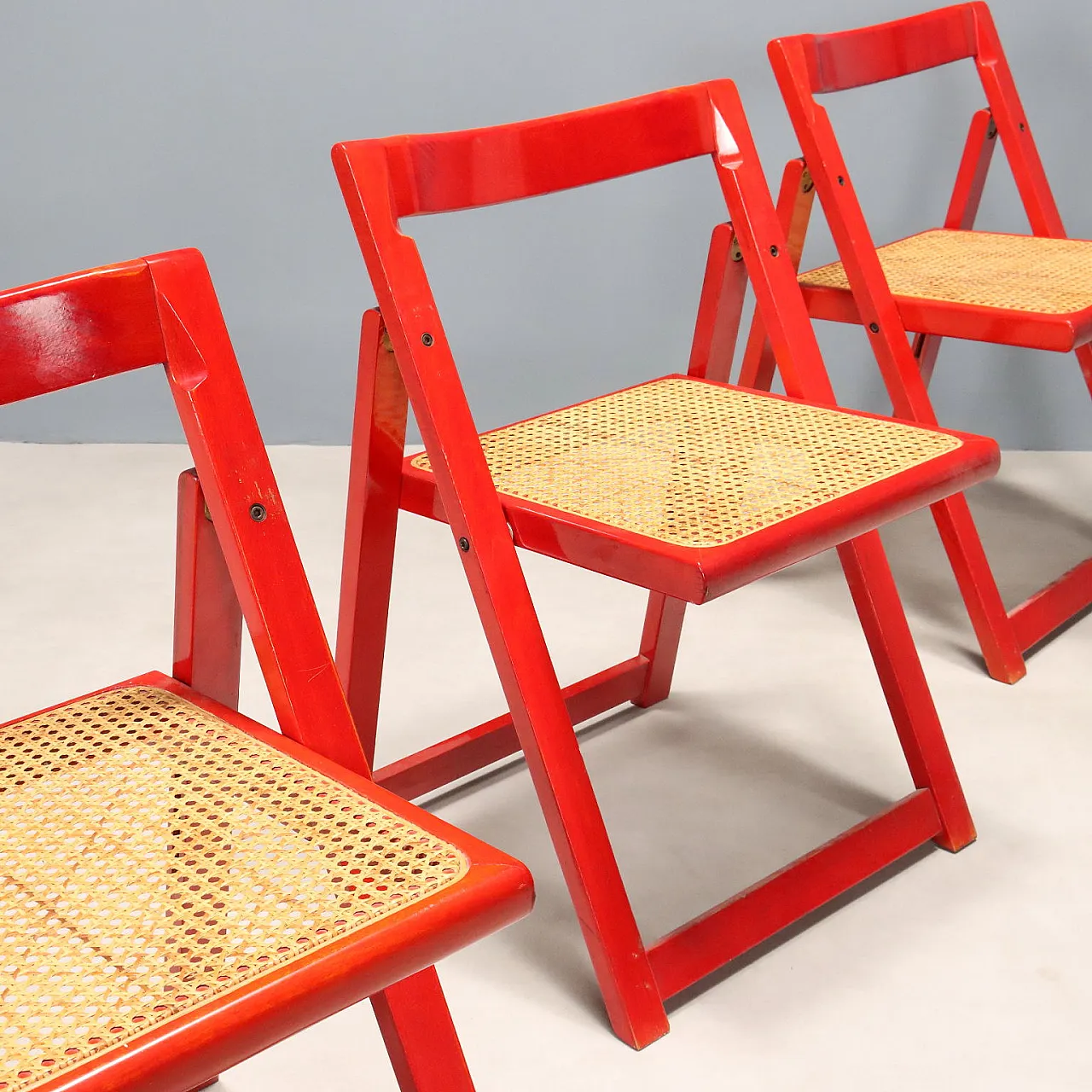 3 Sedie pieghevoli in legno laccato e sedile in paglia di Vienna, '900 3