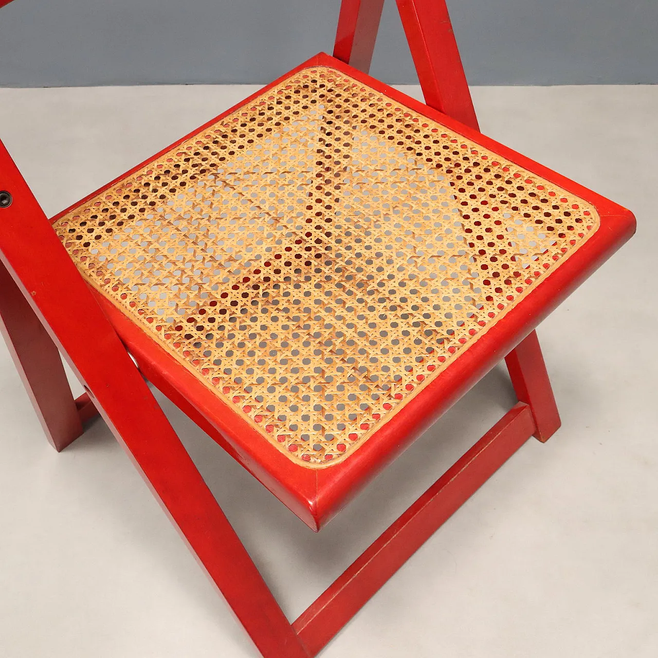 3 Sedie pieghevoli in legno laccato e sedile in paglia di Vienna, '900 7