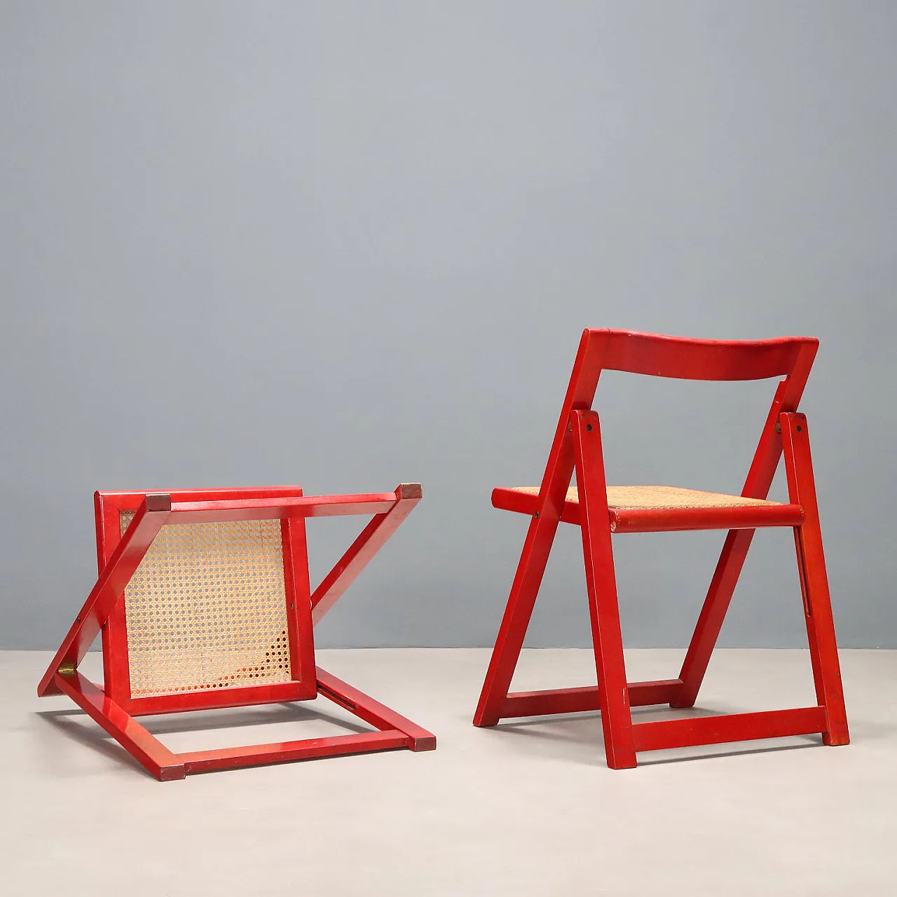 3 Sedie pieghevoli in legno laccato e sedile in paglia di Vienna, '900 8