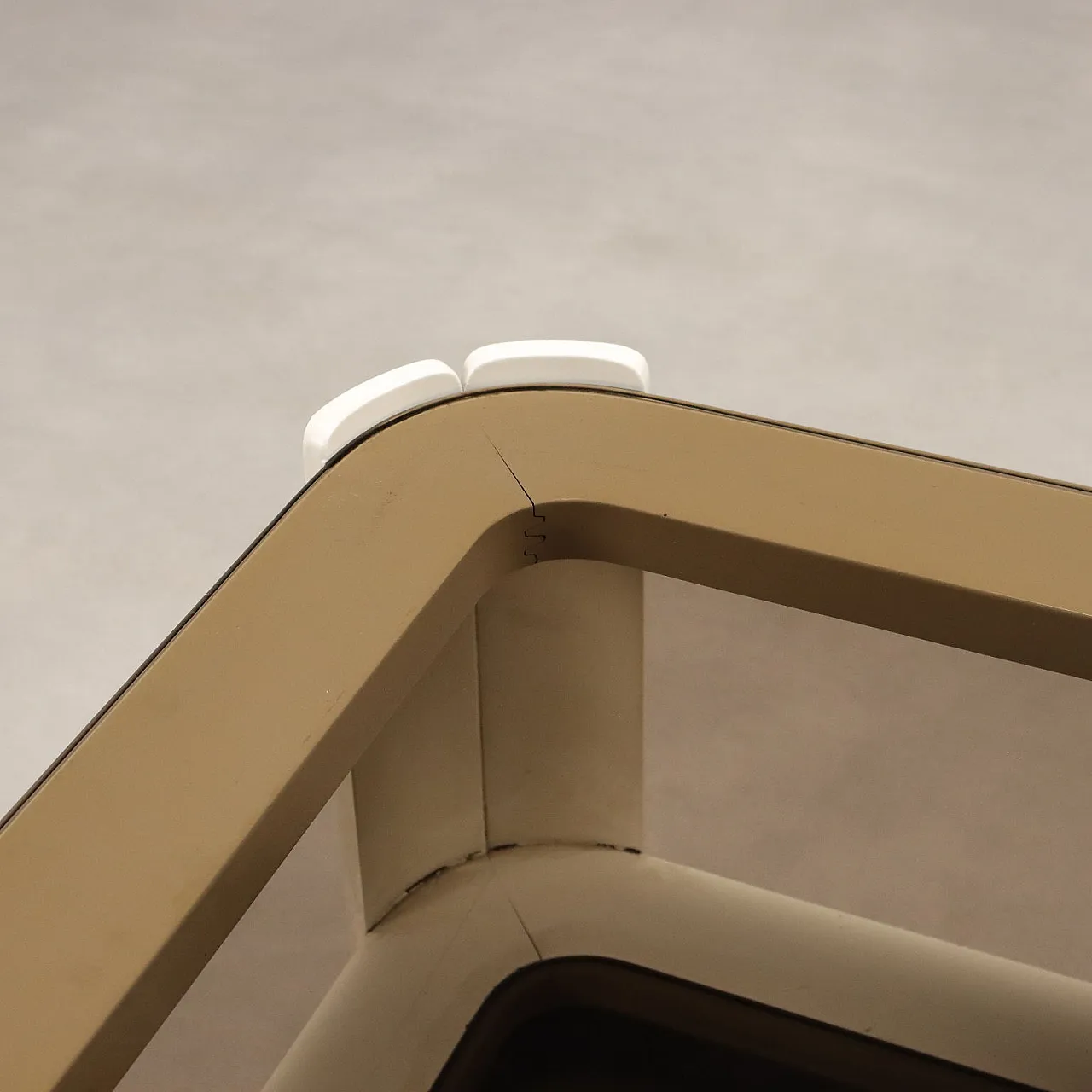 Tavolino in legno laccato bianco e vetro fumé, '900 4