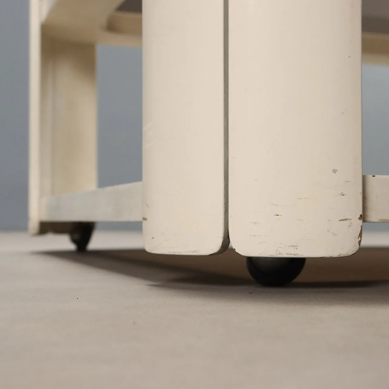 Tavolino in legno laccato bianco e vetro fumé, '900 7