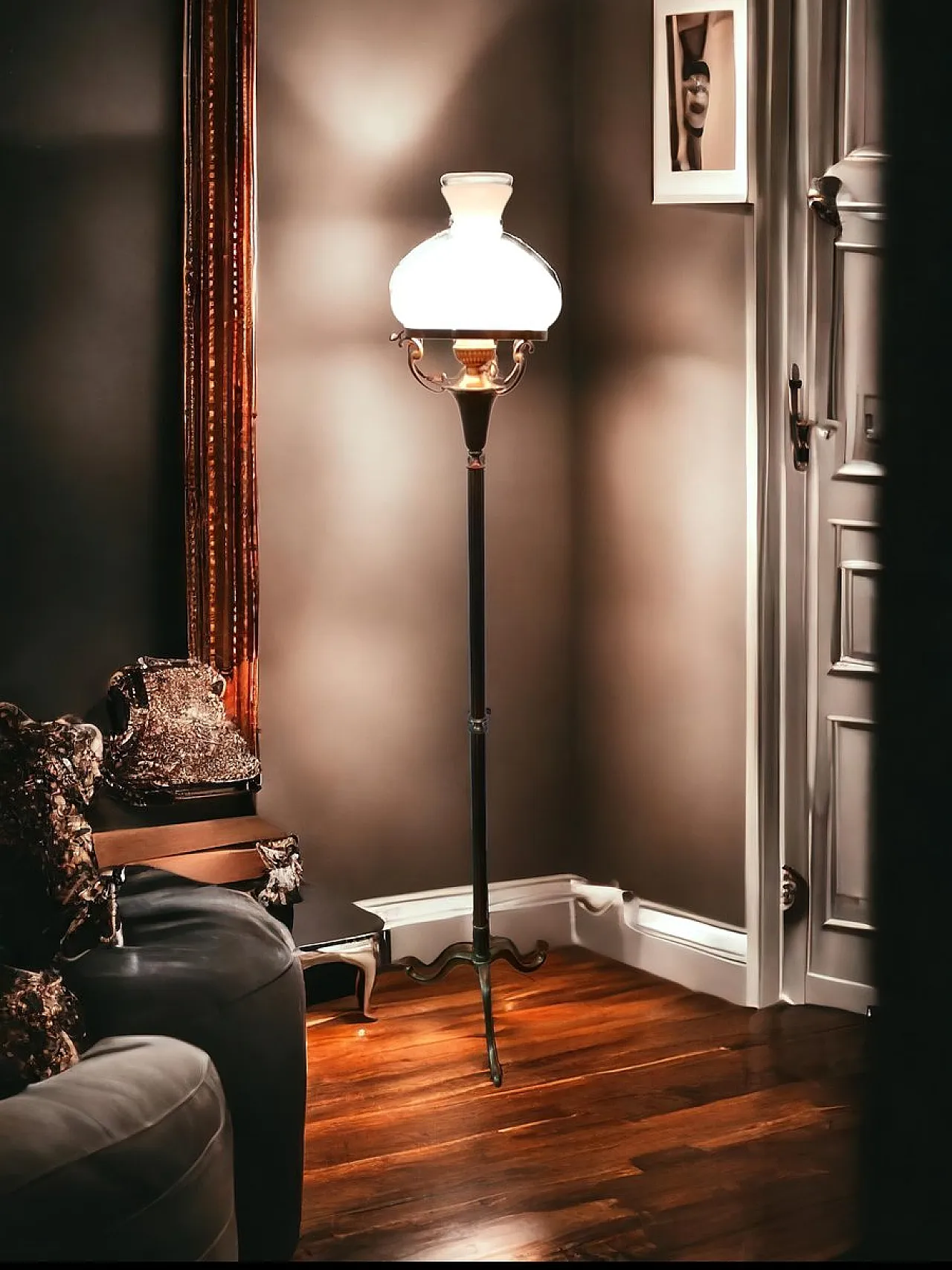 Lampada da terra in vetro opalino e ottone, anni '50 2