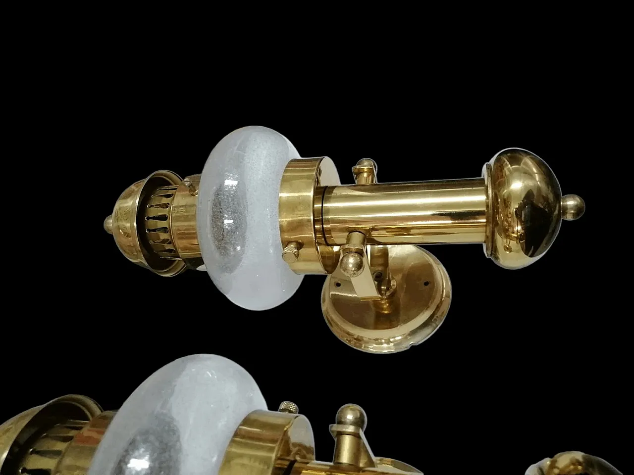 Coppia di applique da parete in vetro soffiato e ottone, anni '50 2