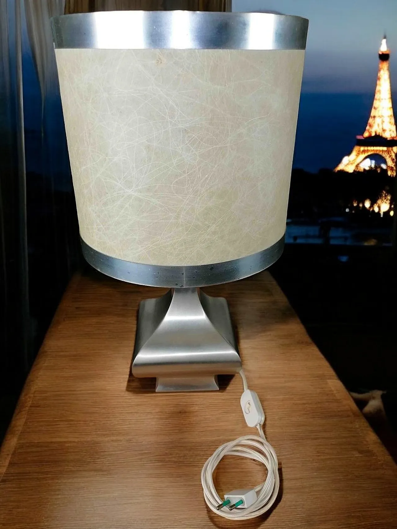 Lampada da tavolo in raso con paralume in carta laminata attribuita a Maria Pergay, anni '50 1