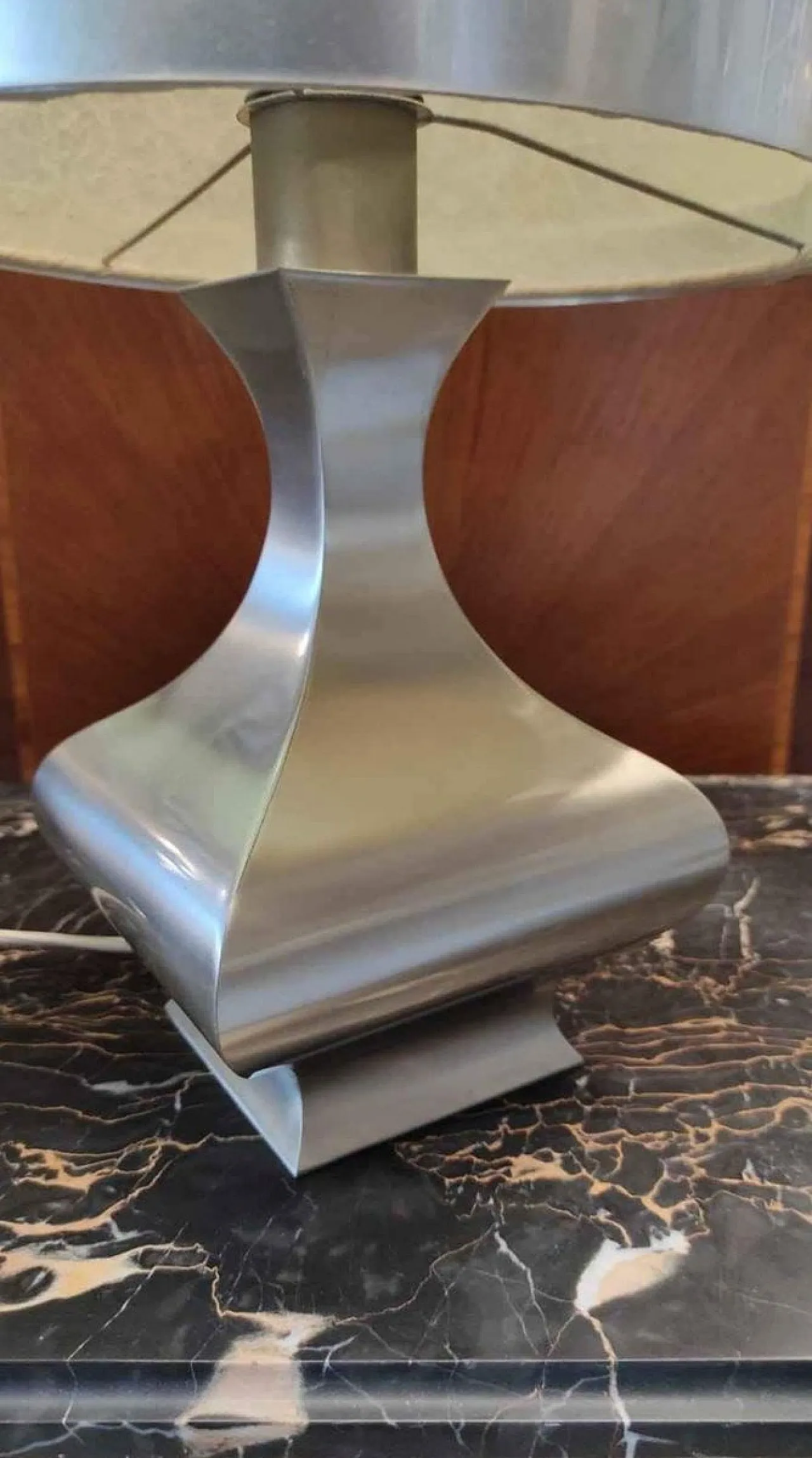 Lampada da tavolo in raso con paralume in carta laminata attribuita a Maria Pergay, anni '50 2