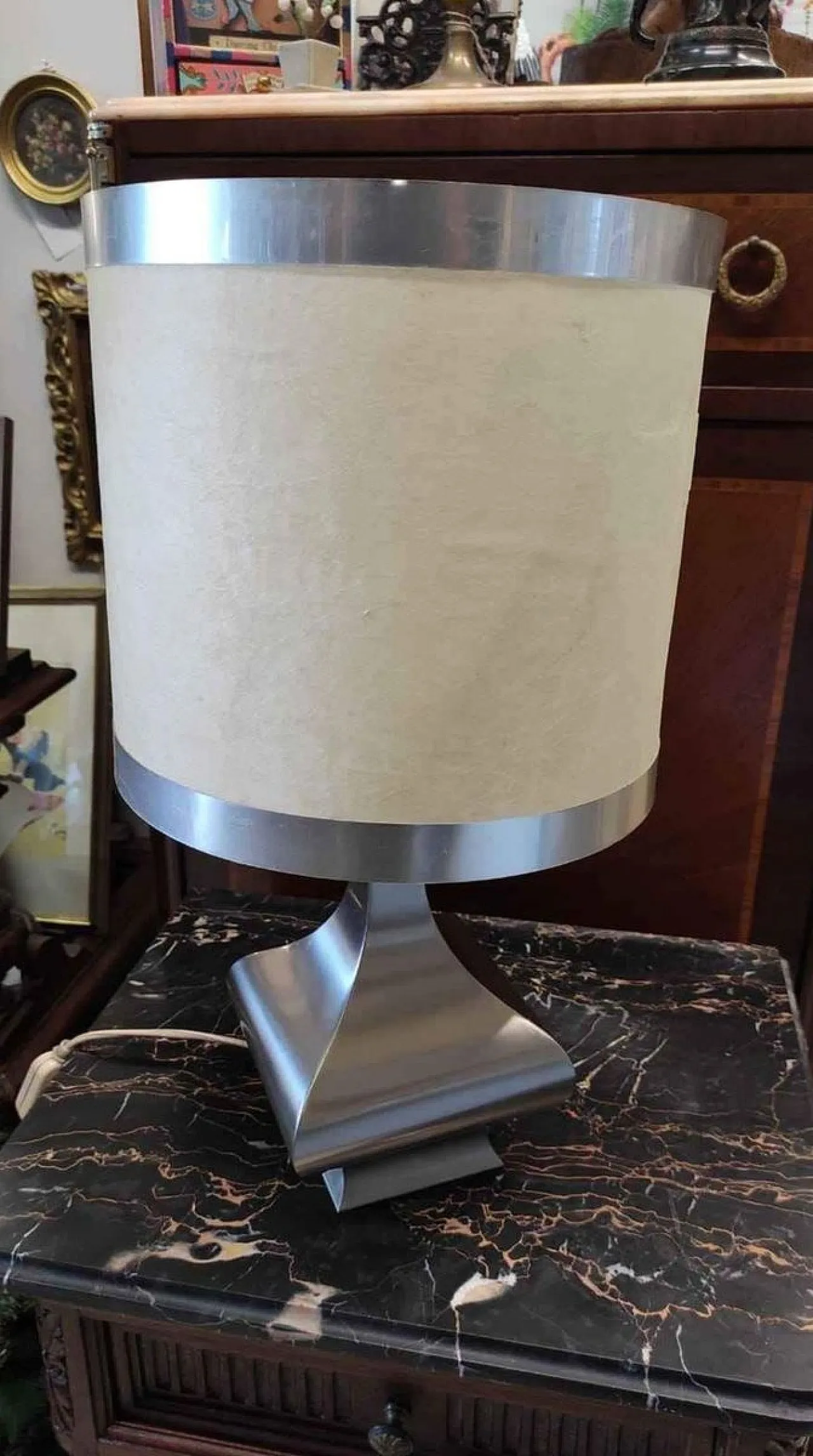 Lampada da tavolo in raso con paralume in carta laminata attribuita a Maria Pergay, anni '50 4