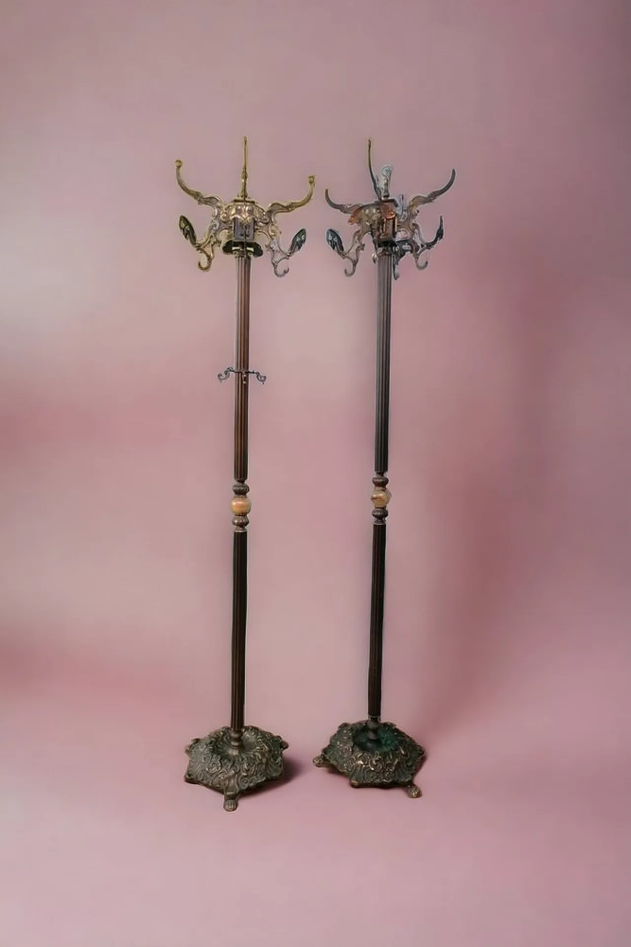 Coppia di appendiabiti in bronzo e ottone, anni '40 1