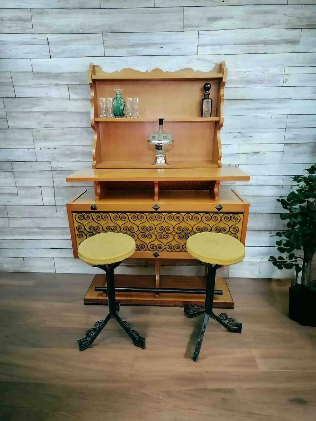Mobile bar rustico con 2 sgabelli, anni '60 1