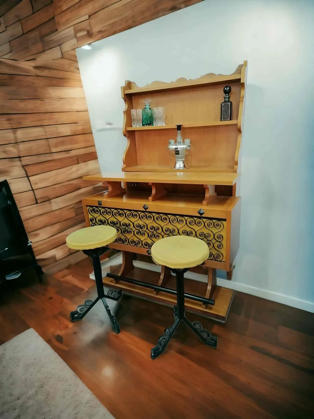 Mobile bar rustico con 2 sgabelli, anni '60 2