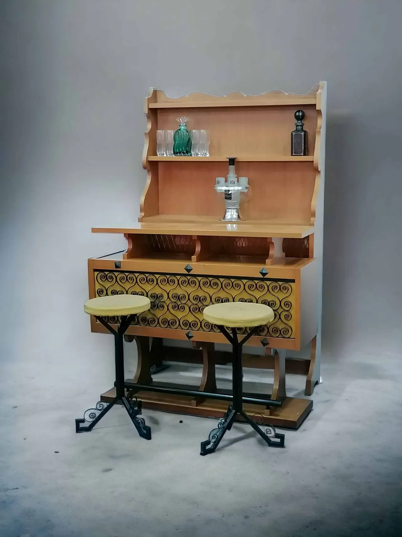 Mobile bar rustico con 2 sgabelli, anni '60 3